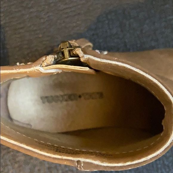 Tucker and Tate. Gold shimmer booties. Size 11 - Picture 3 of 8